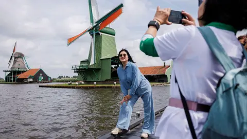 Zaanse Schans Implements Entry Fee to Manage Tourist Overflow