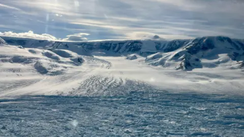 Rapid Retreat of Hektoria Glacier Raises Alarm Over Climate Change Impacts