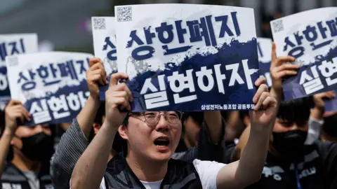 Samsung Electronics Union Delays Planned Strike Amid Profit Disputes