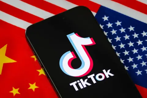 White House Negotiates Control Over TikTok Algorithm Amid Privacy Concerns