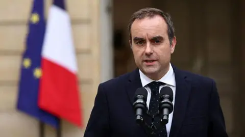 French President Macron to Appoint New Prime Minister as Political Crisis Deepens