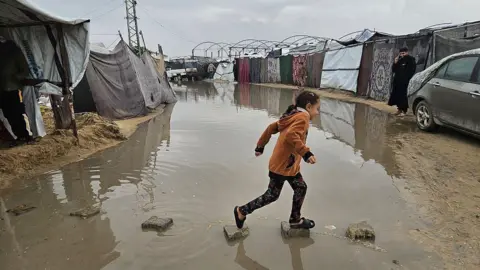 Struggles of Gazans: Floods and Uncertainty Amid Peace Negotiations