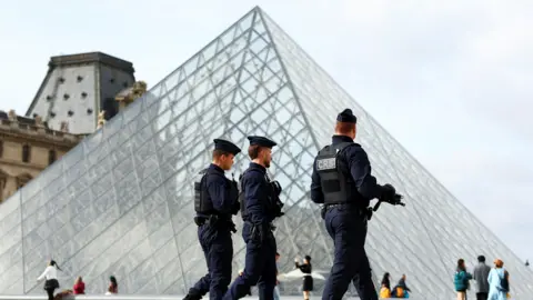Louvre Faces Backlash Over Security Oversight Prior to Major Heist