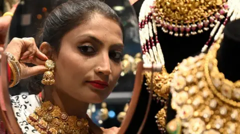 Gold Buying Trends Shift in India During Diwali Festival