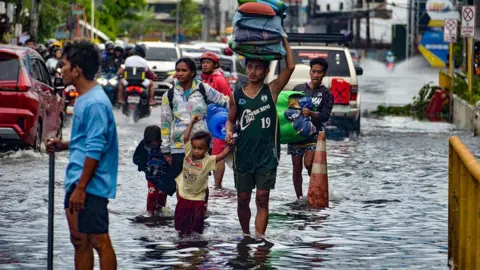 Typhoon Kalmaegi Hits the Philippines with Deadly Force, Approaches Vietnam