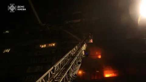 Russian Strikes Target Kyiv, Leaving Residents in Darkness