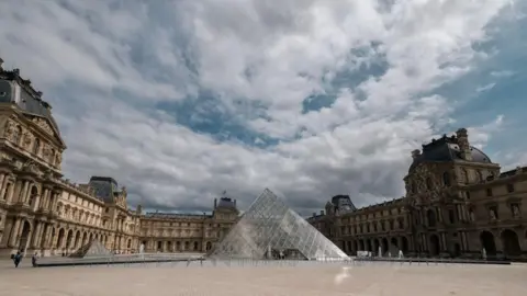 Louvre Museum Temporarily Closes Following Jewelry Heist