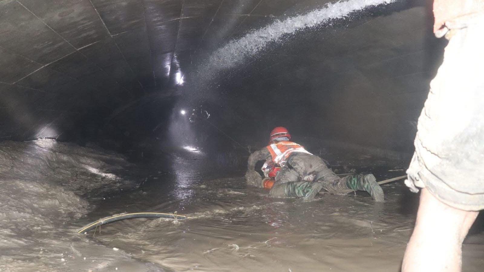 Indigenous Rescuers Escort Trapped Workers Amid Nepal‑Tibet Floods