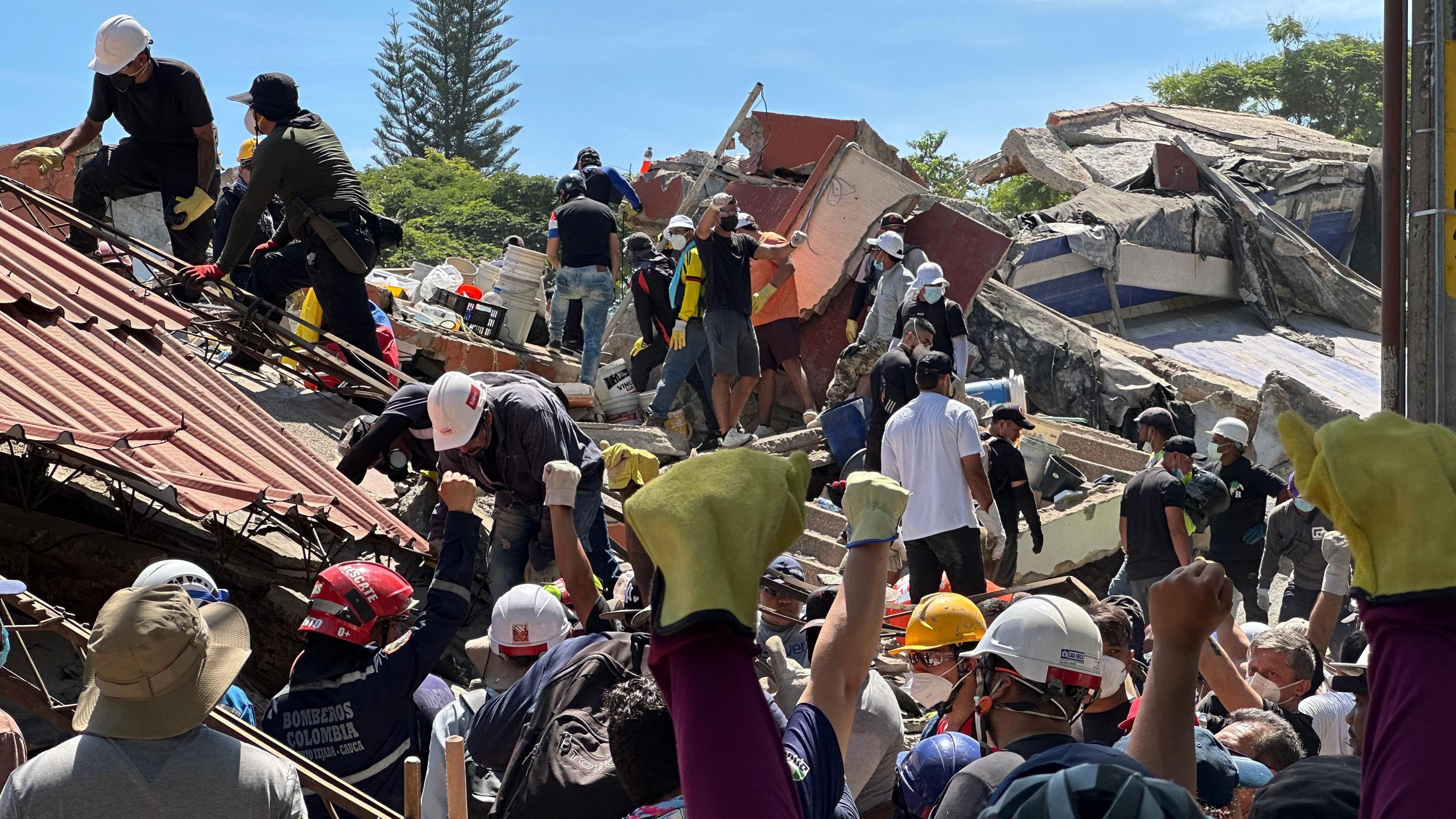 El dolor de un hermano en las ruinas de Cali: resiliencia indígena tras el terremoto