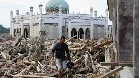 Tragedy Unfolds in Indonesia: Over 900 Lives Lost to Catastrophic Floods