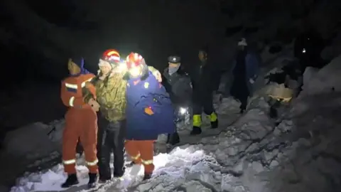 Rescue Operations Ensure Safety for Stranded Hikers Near Mount Everest