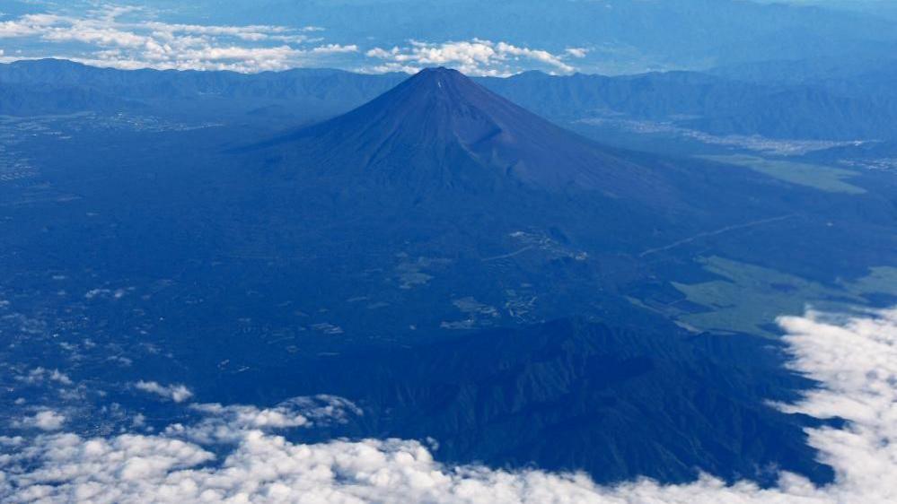 Mount Fuji’s Sacred Peak: A Call for Family Stewardship After a Father Leaves a Child Alone