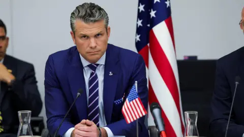 US Defence Secretary's Plane Diverts to UK After Windshield Crack