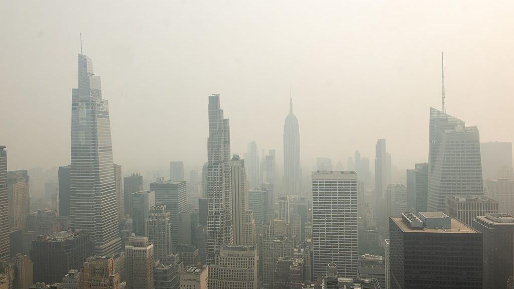 Smoke‑generated haze blankets North American cities as Canadian wildfires flare