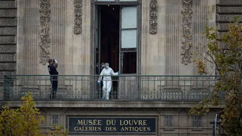 Louvre Heist: Attendant Recalls Chaotic Moment of Robbery